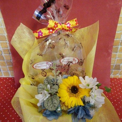 花柄の陶器にアレンジした黄色のガーベラのプリザーブドフラワーと海の生き物などの形の焼き菓子２袋のギフトセット
