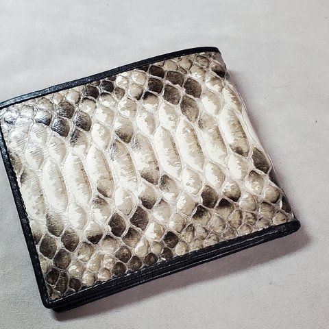 限定品 ダイヤモンドパイソン 二つ折り財布 コンパクト 薄型 蛇 ヘビ 革 ハンドメイド品