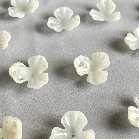 【8pcs】フラワーカボション　フラワーパーツ　樹脂パーツ　樹脂　花びら　花弁　ホワイト　白　ベージュ　マーブル　天然石風　アンティーク風