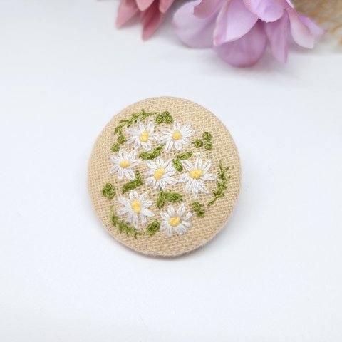 手刺繍のブローチ