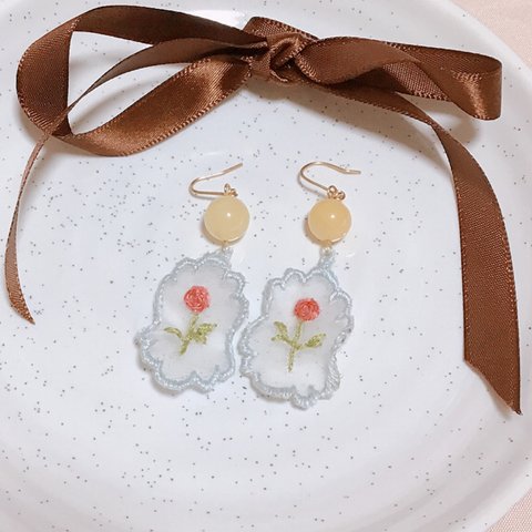 バラの刺繍ピアス/イヤリング