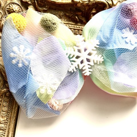 卒園卒業⭐️発表会⭐️雪の結晶チュール花びら♡プチギフト♡ヘアクリップ♡立体ビッグリボン☆レインボーグラデーションリボン♡ヘアクリップ（ワニ口クリップ）1点