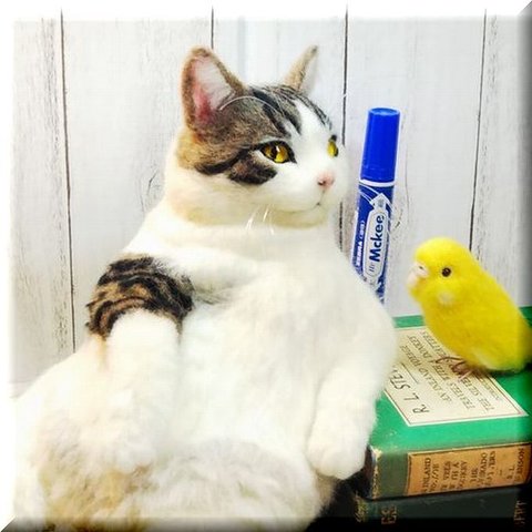 羊毛フェルト　猫　キジシロ猫さんとセキセイインコさん　キジ白　ねこ　ネコ　猫フィギュア　