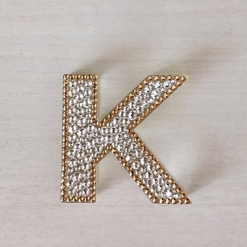 《Ｋ》イニシャルブローチ:スワロフスキー・クリスタルデコ:１点もの💎✨