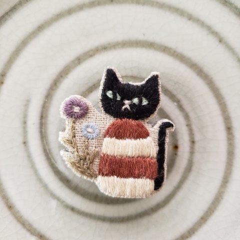 黒猫と野の花刺繍ブローチ【受注製作】