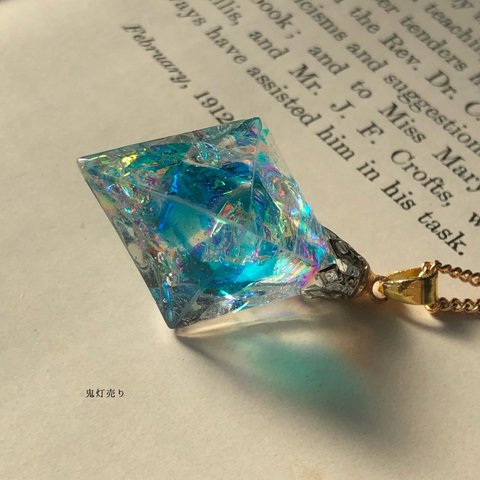 宝石の国のクリスタル フローライト 八面体レジンのキラキラシンプルネックレス 氷のような透き通る魔法ネックレス