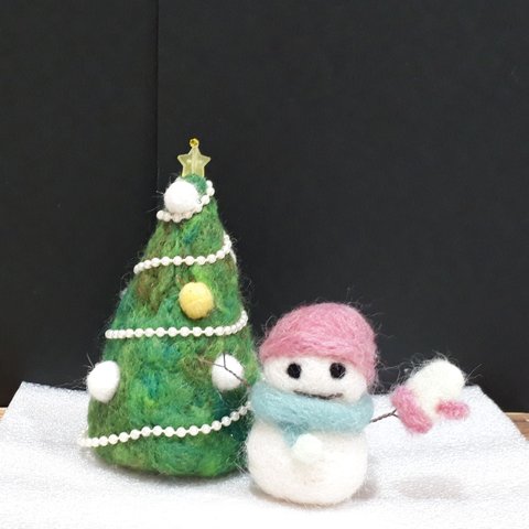 羊毛フェルトのクリスマスツリーと雪だるま