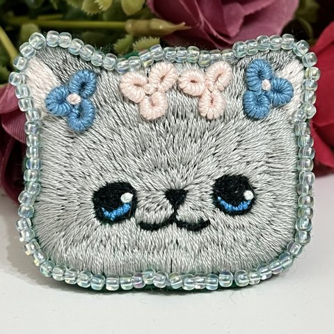 猫　ブローチ　刺繍　ハンドメイド　花