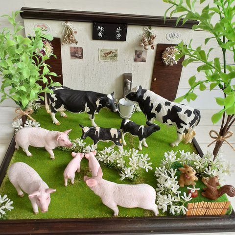 ♡🐄癒しをくれる動物たち‼️♡🐖牛舎と豚舎の外でゆったり遊ぶ可愛い🐖さん🐄さんたち🐿️さん🐇さんも仲良しです。‼️ドールハウス(完成品)