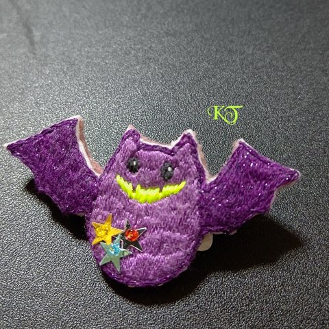 手刺繍ブローチ  ハロウィンコウモリ