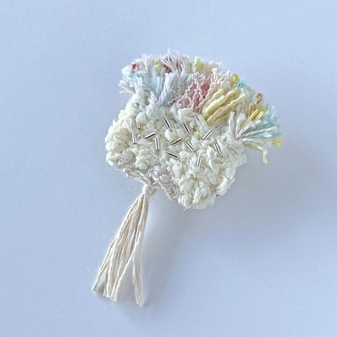 糸の花　手織りブローチ　母の日　織り物　パステル　軽い　ブーケ　フラワー　ホワイト　1点もの　ふわふわ　かわいい　上品