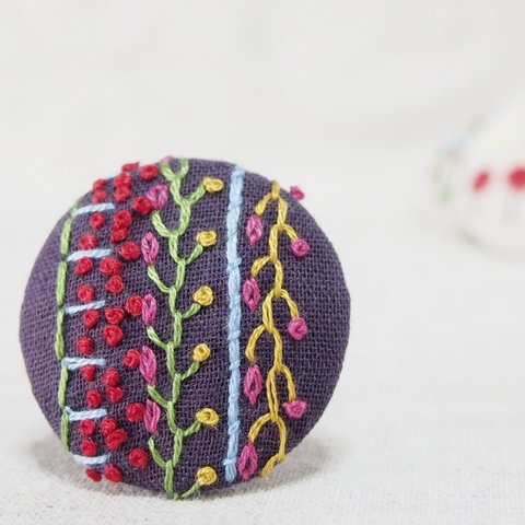 刺繍ブローチ サンプラー　ヘアゴム可 くるみボタン　送料無料