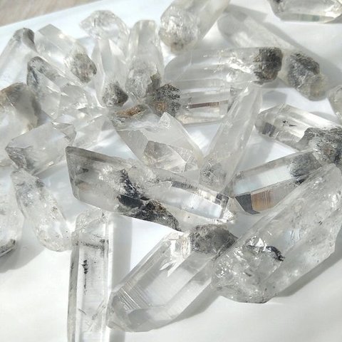 天然未加工石　ブラック クローライト in アイリス レムリアン水晶　ポイント　天然石インテリア・天然石置物として 送料無料