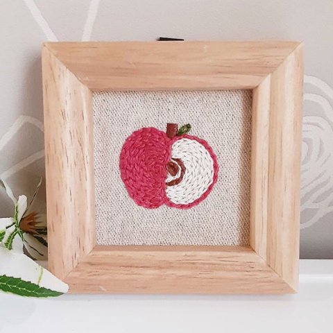 刺繍フレーム🍎りんご　フルーツ　壁飾り インテリア雑貨