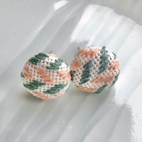 小さなこぎん刺しピアス　sea green & baby pink 