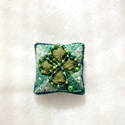 刺繍ブローチ(四葉)