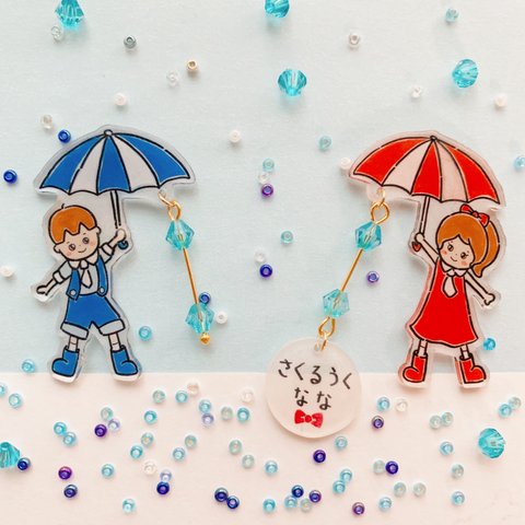 傘さすふたごの男の子と女の子バッジ　(手描きプラバン)