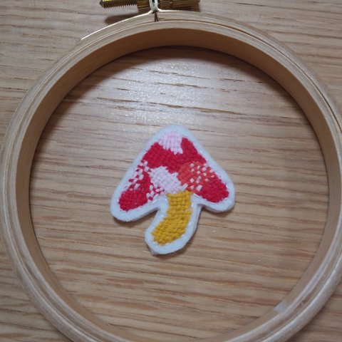 きのこのワッペンorブローチ　ダーニング刺繍