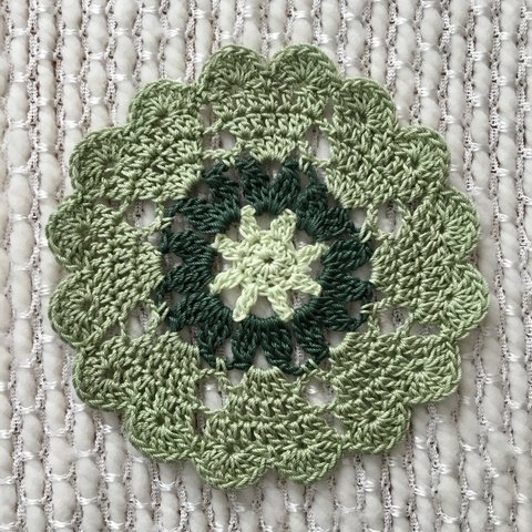 ハートドイリー(直径13 cm)、緑色のハートドイリー、Crochet heart doily in shades of green