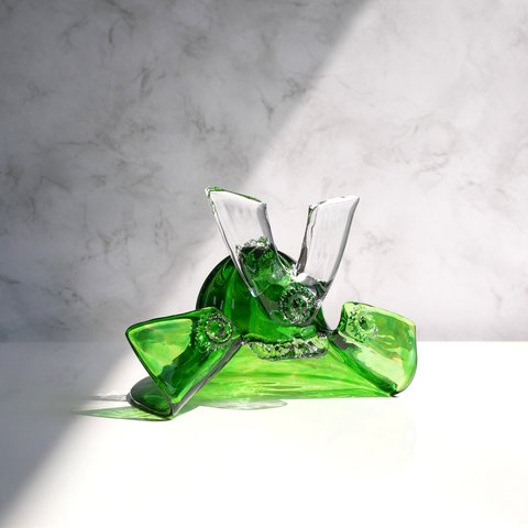 ガラスの兜（鮮やか新緑グリーン）小さめサイズ・和にも洋にも合うデザイン化粧箱つき：端午の節句