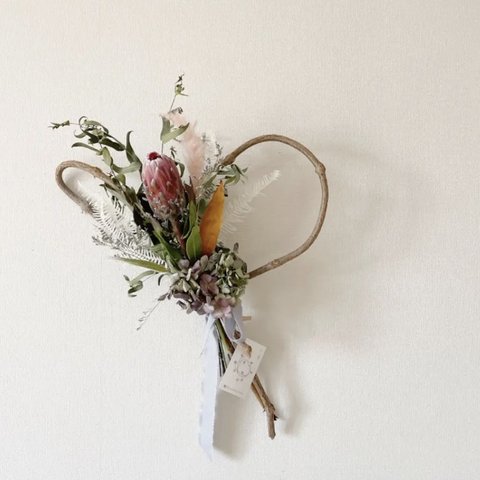 個性派アートに飾る山蔓のドライフラワーアレンジリース