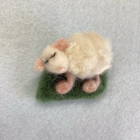 小さな羊の羊毛フェルトのブローチ🐏