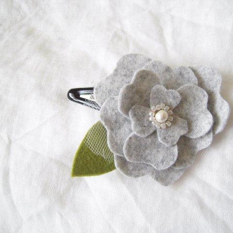 フエルト花のヘアピン＜グレー＞_#051_felt flower hair pin