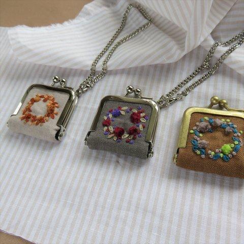 麻に花の刺繍　ミニがま口・アクセサリーケース