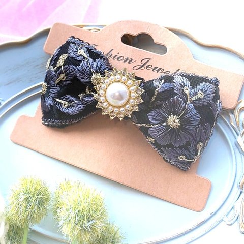 ブラック と グレー の花柄 インド刺繍 リボン の 飾り付きポニーフック