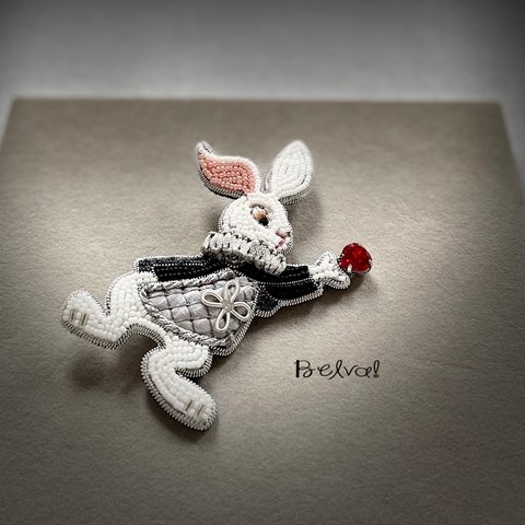 ビーズ刺繍のブローチ　-ハートを掲げた白ウサギ(シルバージャケット)-rabbit