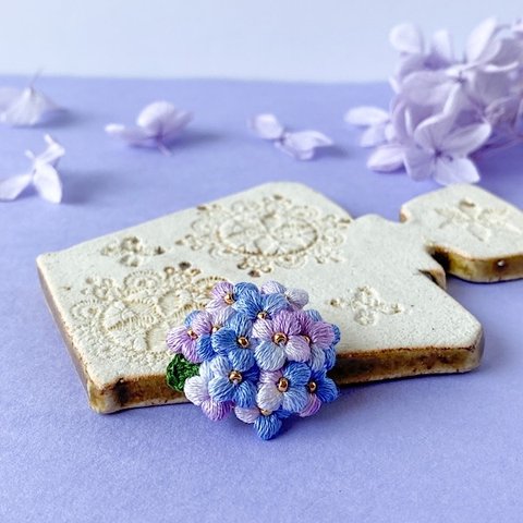 刺繍糸で編んだ紫陽花ブローチ