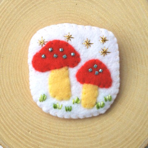 きのこ2フェルト刺繍ブローチ 赤