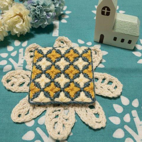 刺繍　ブローチ　花畑　イエロー