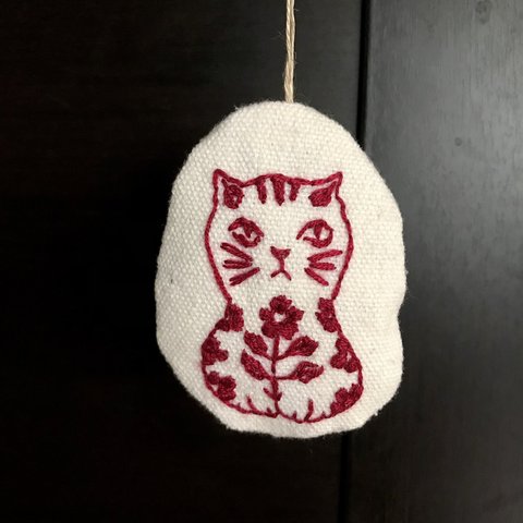 手刺繍オーナメント　おすわりねこ（レッド）