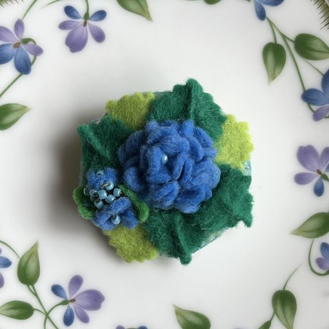 紫陽花のブローチ（青）　フェルト素材