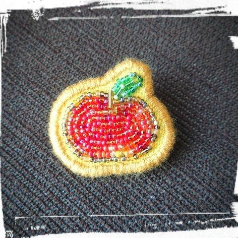 林檎🍎赤 ビーズ刺繍ブローチ⭐黄色縁取