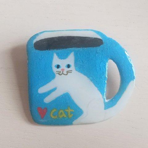 ブローチ　猫カップ　白猫みずいろ