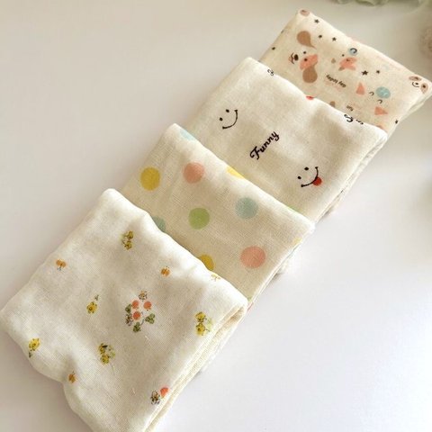 the first present to baby*ベビーちゃんのお口拭き8重ガーゼハンカチセット*プチフラワー*スマイル*無添加*生成り*クリーム*肌に優しい素材