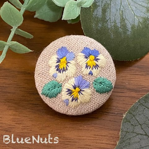 〖ビオラ〗刺繍 くるみボタン ブローチ