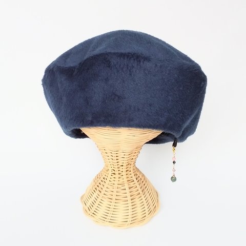 ふんわり起毛ネイビーベレー帽　チャームが付けられる　帽子　秋　冬