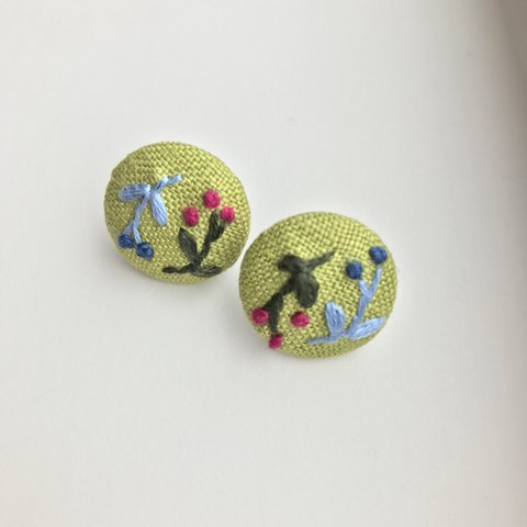 手刺繍のボタンピアス