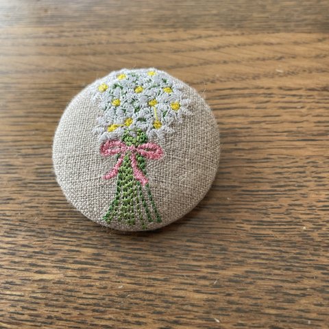 ミシン刺繍で可愛い花束を施したブローチです。