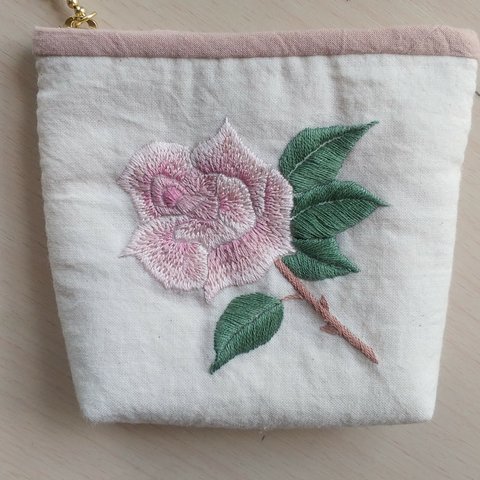 ✨手刺繍ポーチ（ピンクローズ🌹）✨