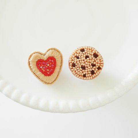 ビーズ刺繍のクッキーのピンバッジ2個セット(チョコチップクッキー&ハートのステンドグラスクッキー)　ビーズ刺繍ブローチ