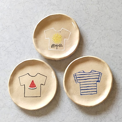 陶の小皿・豆皿【ポップなTシャツ】