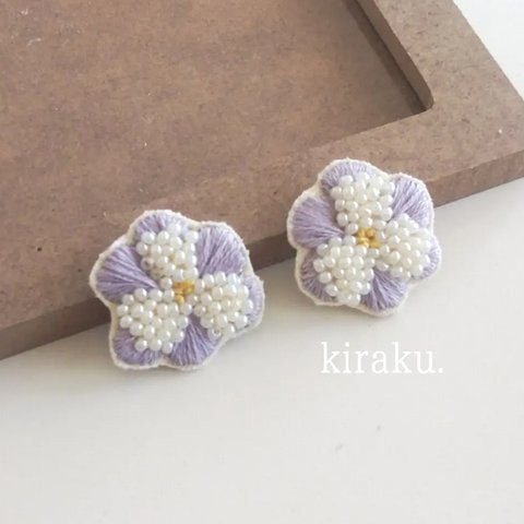 花の刺繍イヤリングorピアス　薄紫