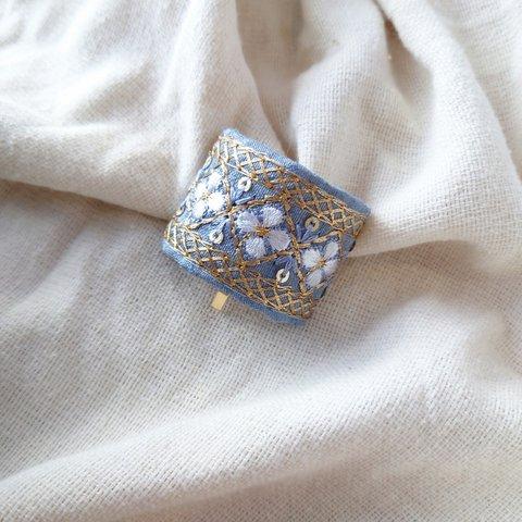 インド刺繍 ポニーフック ブルー 青 水色 ホワイト 白 花