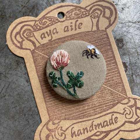 4／17まで！蜂とクローバー🍀🐝刺繍ブローチ　くるみボタンブローチ　手刺繍　刺繍