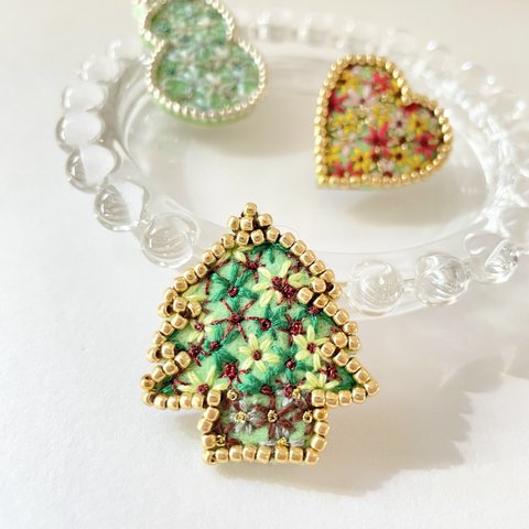 刺繍フラワー＊ツリーピンバッチ