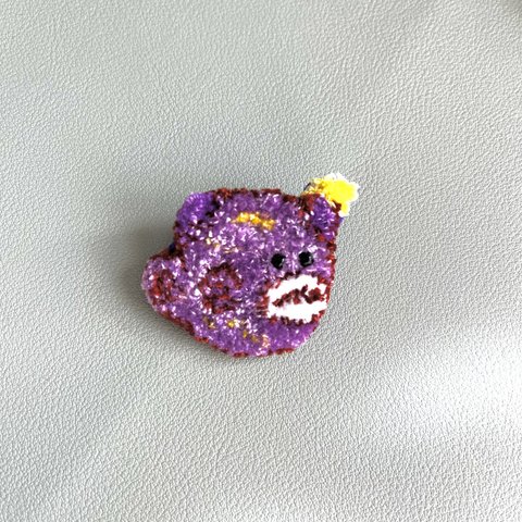 チョウチンアンコウ　パンチ刺繍のブローチ